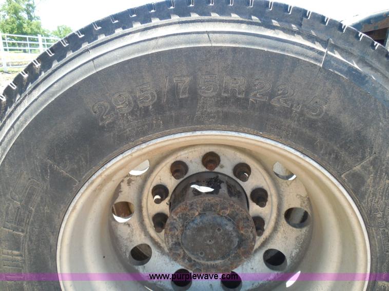 image for item I3463 1997 Freightliner FLD semi truck