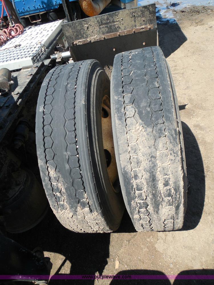 image for item I3463 1997 Freightliner FLD semi truck