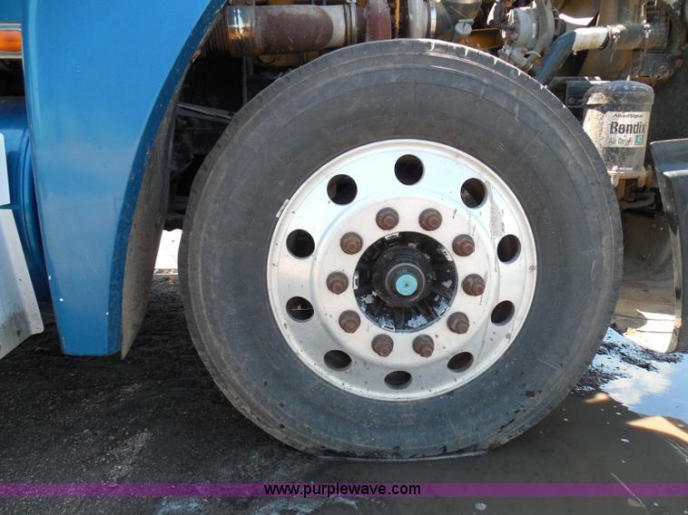 image for item I3463 1997 Freightliner FLD semi truck