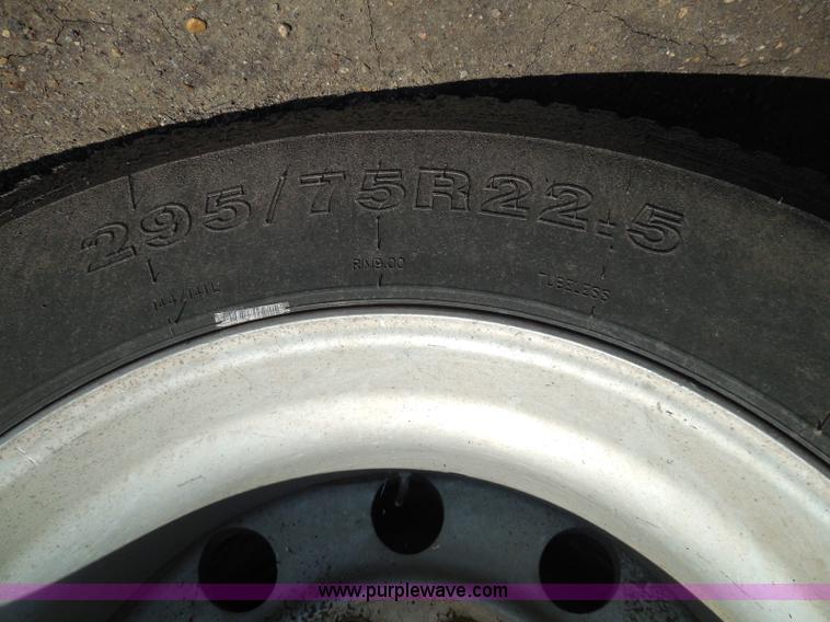 image for item I3463 1997 Freightliner FLD semi truck