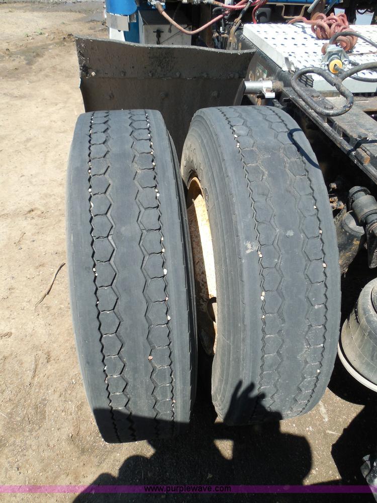 image for item I3463 1997 Freightliner FLD semi truck