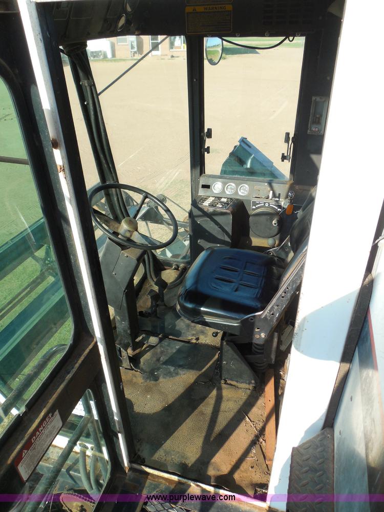 image for item I3465 1977 Gleaner M2 combine