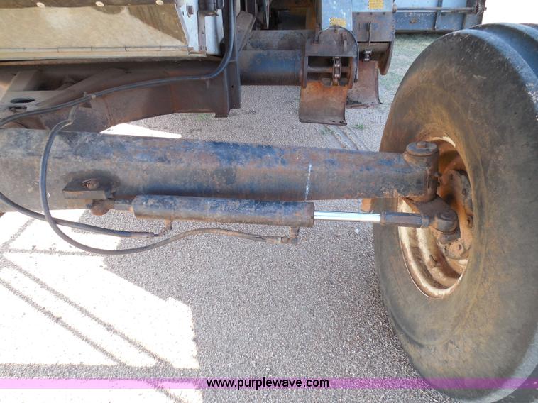 image for item I3465 1977 Gleaner M2 combine