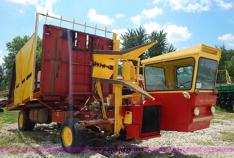 image for item I3521 New Holland 1049 stack cruiser