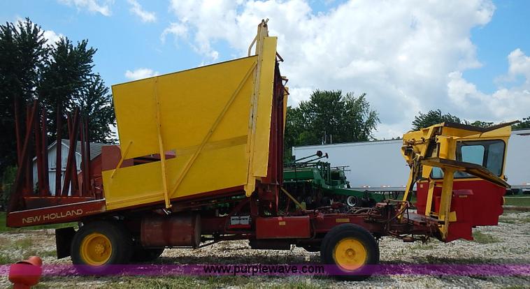 image for item I3521 New Holland 1049 stack cruiser