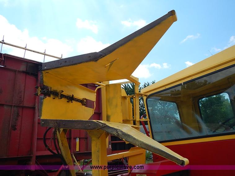 image for item I3521 New Holland 1049 stack cruiser