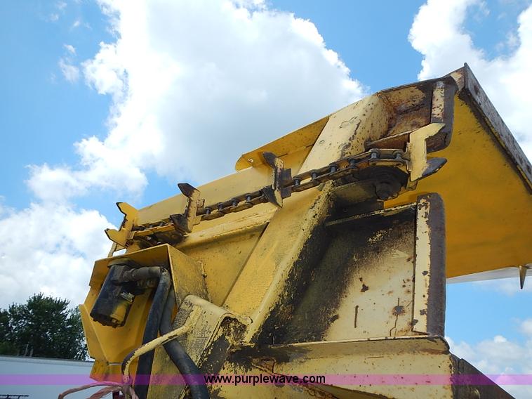 image for item I3521 New Holland 1049 stack cruiser