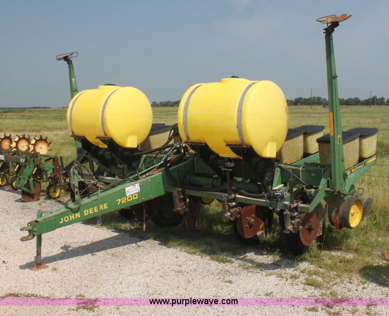 image for item I7268 John Deere 7200 Max Emerge II planter