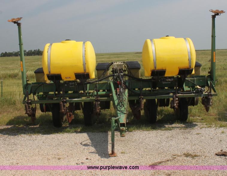 image for item I7268 John Deere 7200 Max Emerge II planter