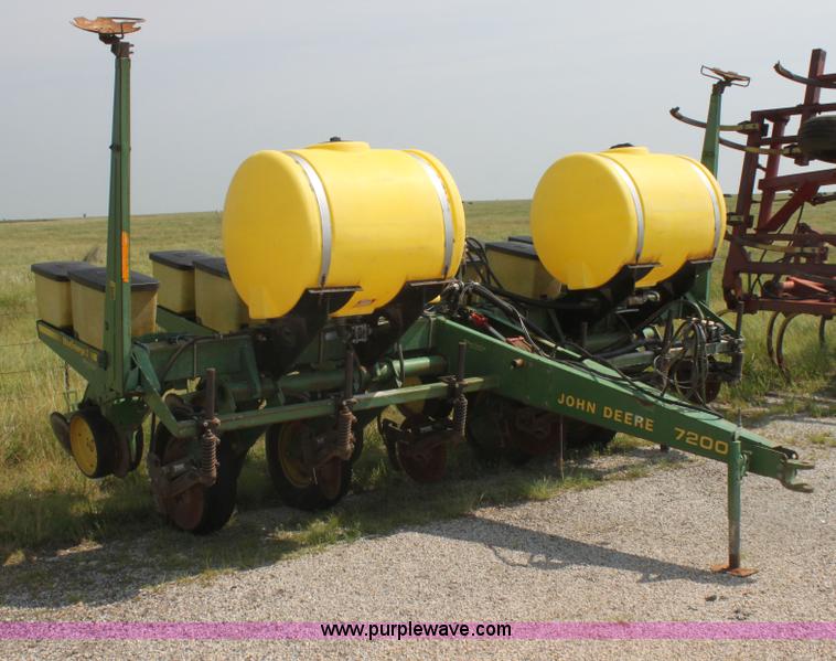 image for item I7268 John Deere 7200 Max Emerge II planter