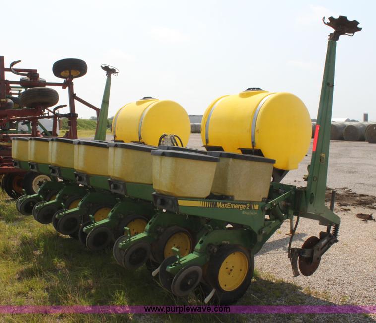 image for item I7268 John Deere 7200 Max Emerge II planter