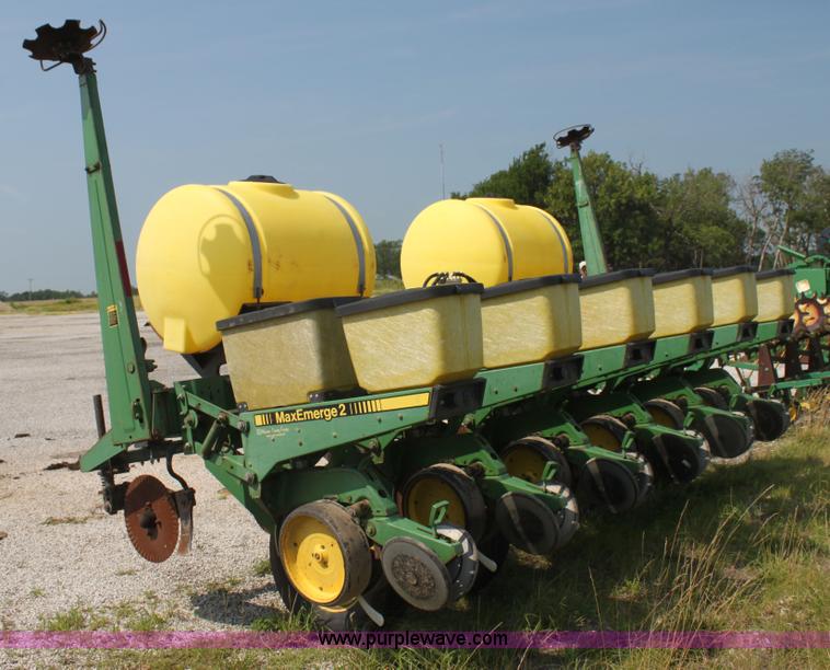 image for item I7268 John Deere 7200 Max Emerge II planter