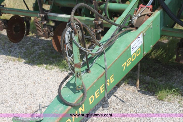 image for item I7268 John Deere 7200 Max Emerge II planter