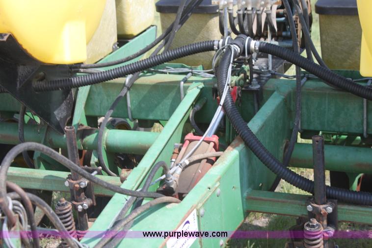 image for item I7268 John Deere 7200 Max Emerge II planter