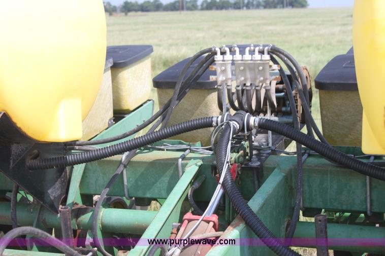 image for item I7268 John Deere 7200 Max Emerge II planter