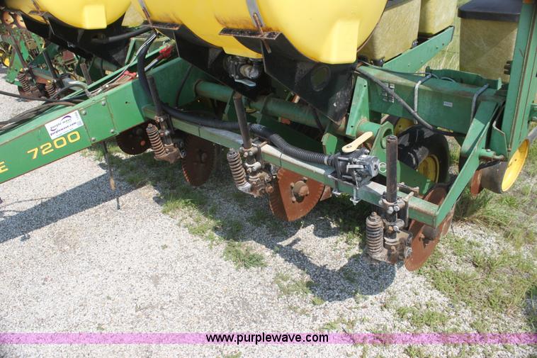 image for item I7268 John Deere 7200 Max Emerge II planter