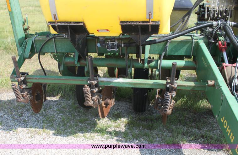 image for item I7268 John Deere 7200 Max Emerge II planter