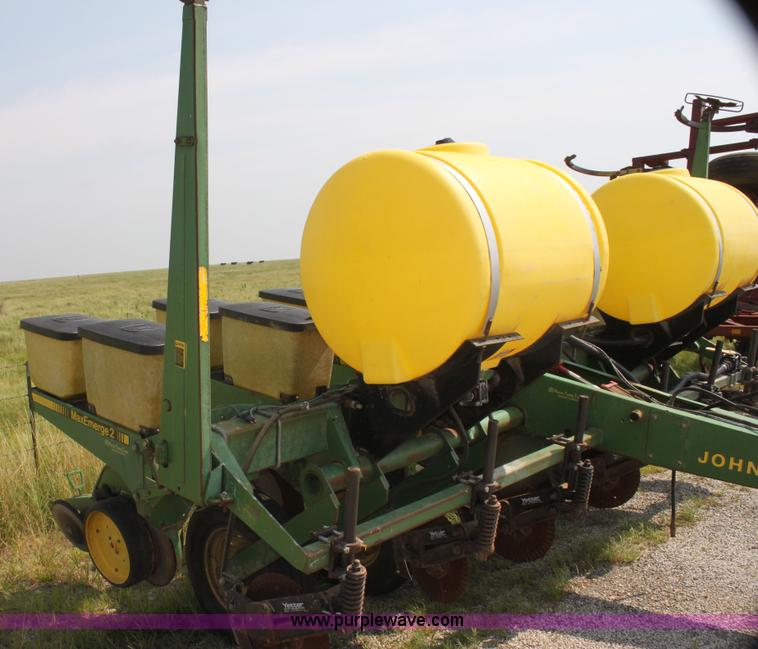 image for item I7268 John Deere 7200 Max Emerge II planter
