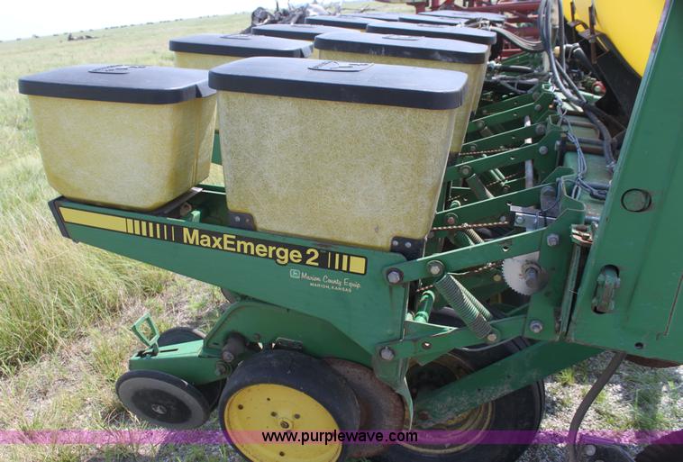 image for item I7268 John Deere 7200 Max Emerge II planter