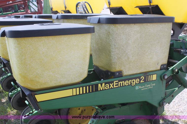 image for item I7268 John Deere 7200 Max Emerge II planter