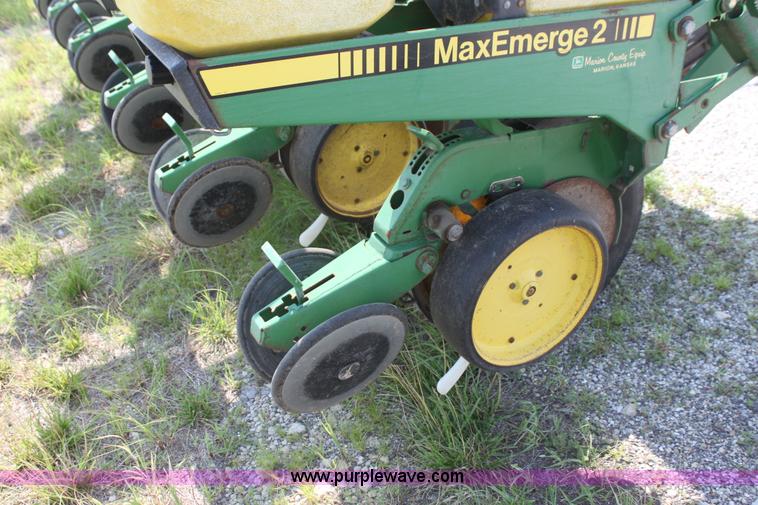 image for item I7268 John Deere 7200 Max Emerge II planter