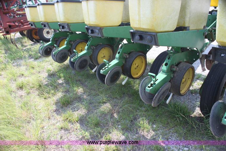 image for item I7268 John Deere 7200 Max Emerge II planter