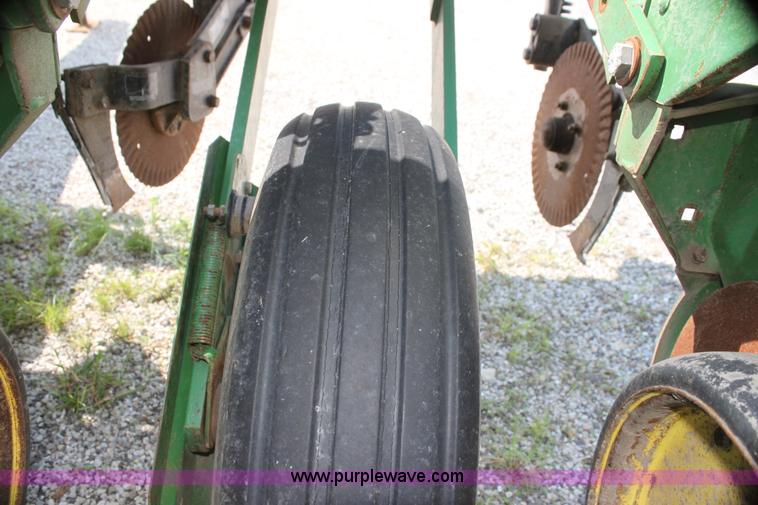image for item I7268 John Deere 7200 Max Emerge II planter