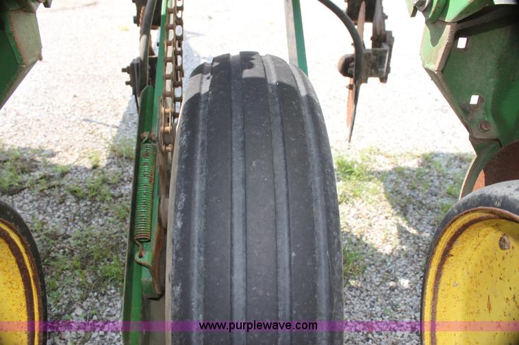image for item I7268 John Deere 7200 Max Emerge II planter
