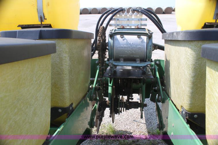 image for item I7268 John Deere 7200 Max Emerge II planter