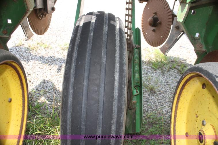 image for item I7268 John Deere 7200 Max Emerge II planter