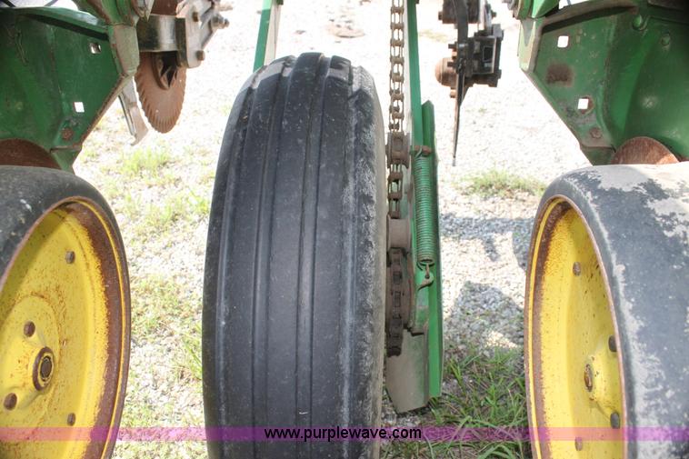 image for item I7268 John Deere 7200 Max Emerge II planter