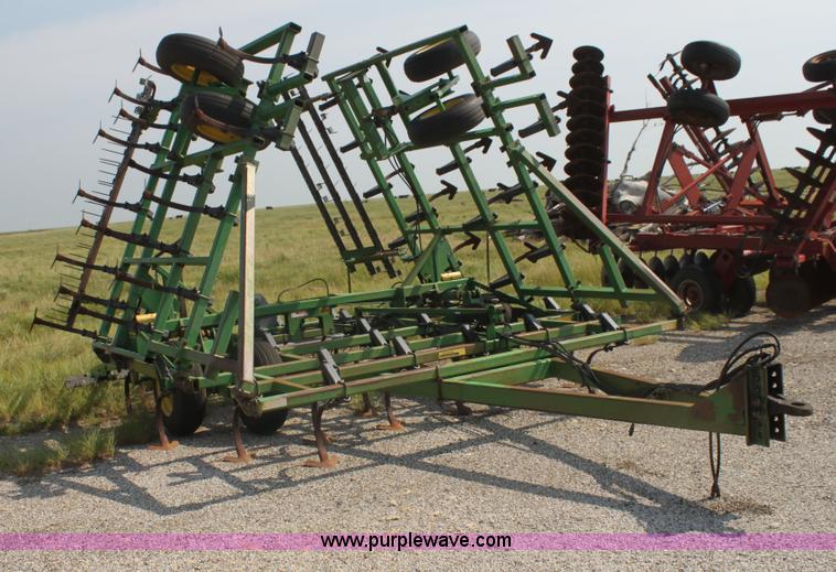 image for item I7270 John Deere 960 folding cultivator