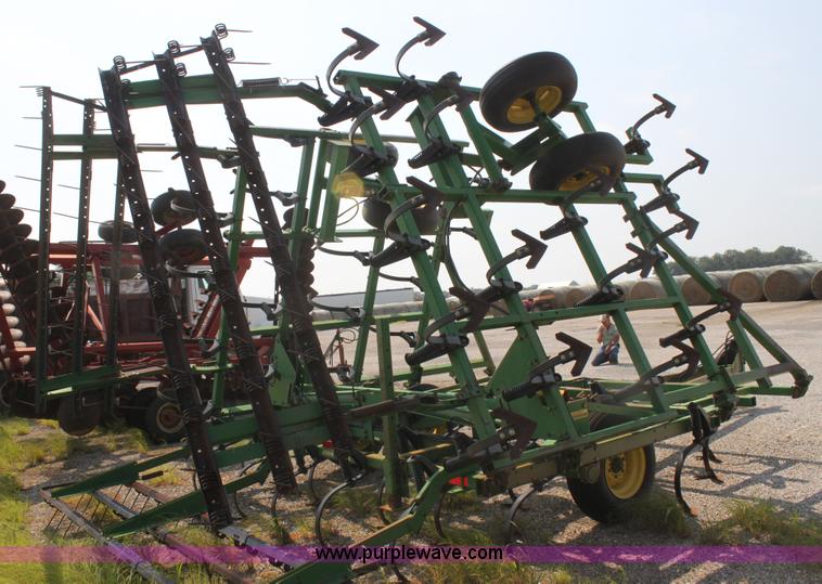image for item I7270 John Deere 960 folding cultivator