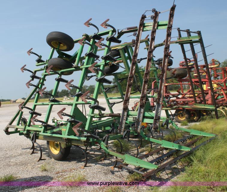 image for item I7270 John Deere 960 folding cultivator