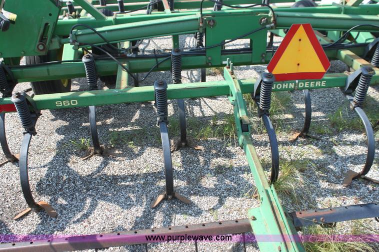 image for item I7270 John Deere 960 folding cultivator