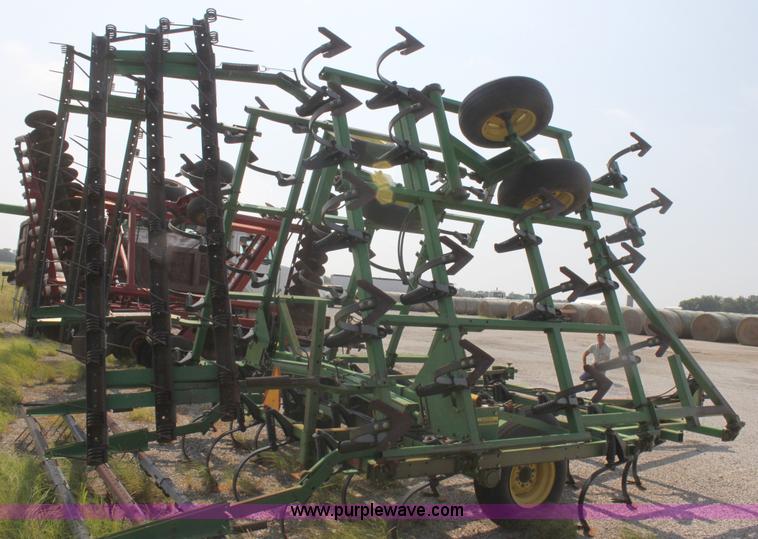 image for item I7270 John Deere 960 folding cultivator