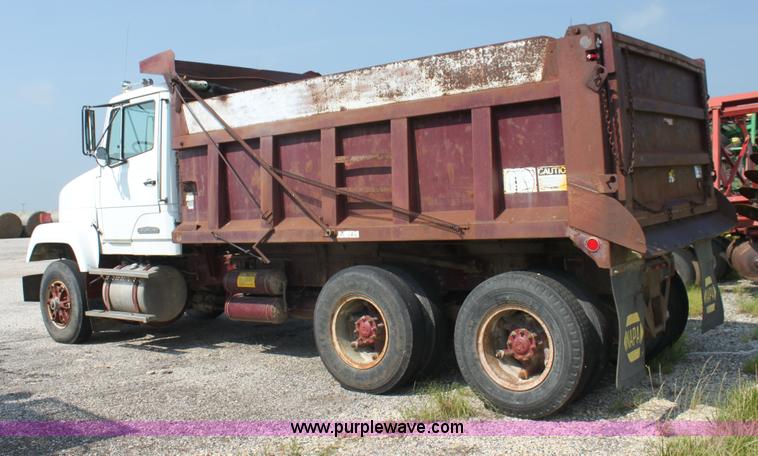 image for item I7272 1989 Freightliner dump truck