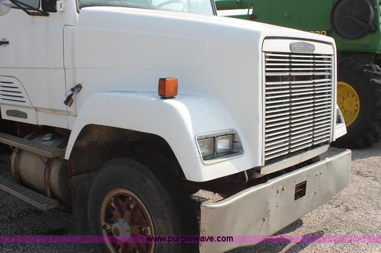 image for item I7272 1989 Freightliner dump truck