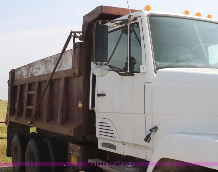 image for item I7272 1989 Freightliner dump truck