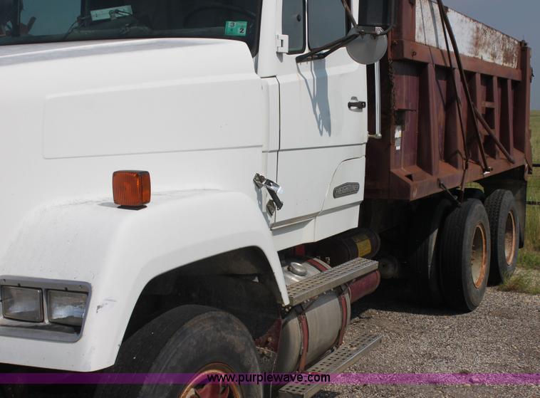 image for item I7272 1989 Freightliner dump truck