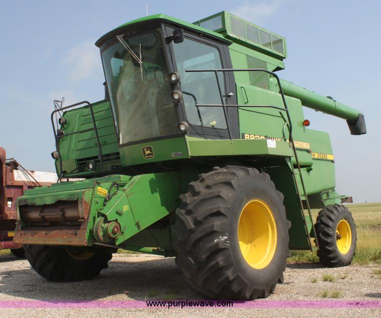 image for item I7273 1987 John Deere 8820 Titan II combine