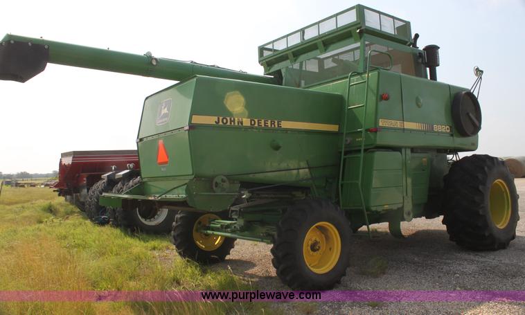 image for item I7273 1987 John Deere 8820 Titan II combine