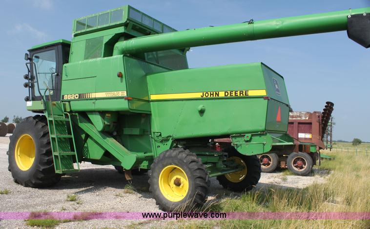 image for item I7273 1987 John Deere 8820 Titan II combine