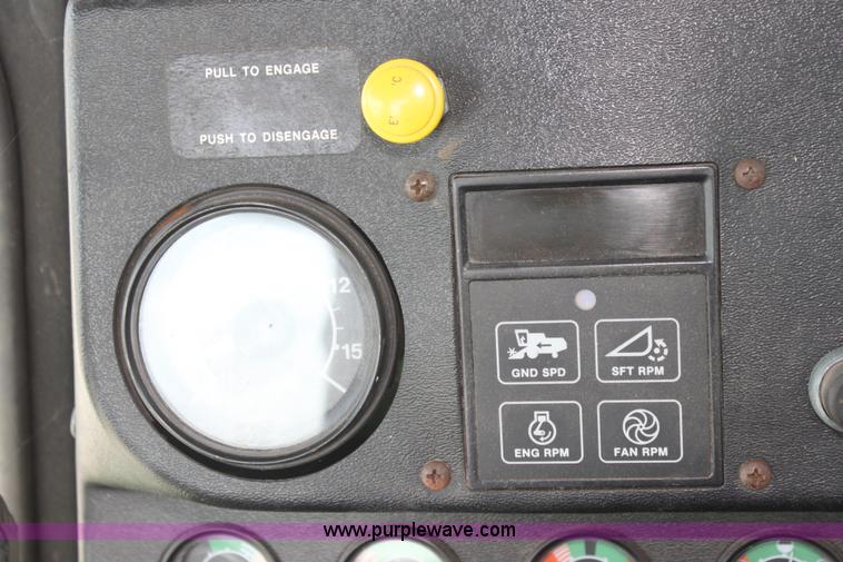 image for item I7273 1987 John Deere 8820 Titan II combine