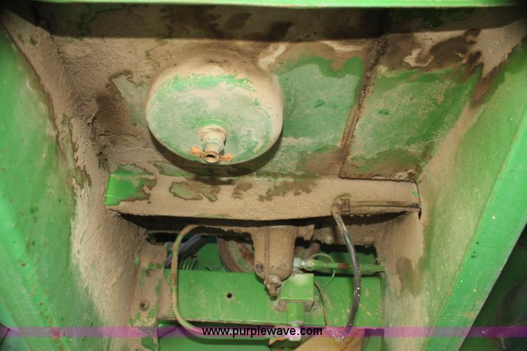 image for item I7273 1987 John Deere 8820 Titan II combine