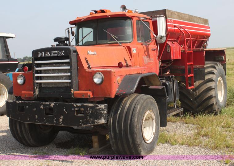 image for item I7275 Mack R685T spreader truck