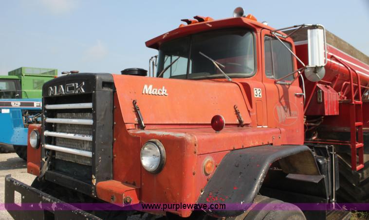 image for item I7275 Mack R685T spreader truck
