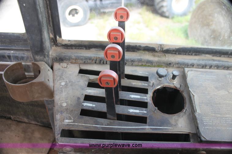 image for item I7276 1981 Versatile 895 4WD tractor