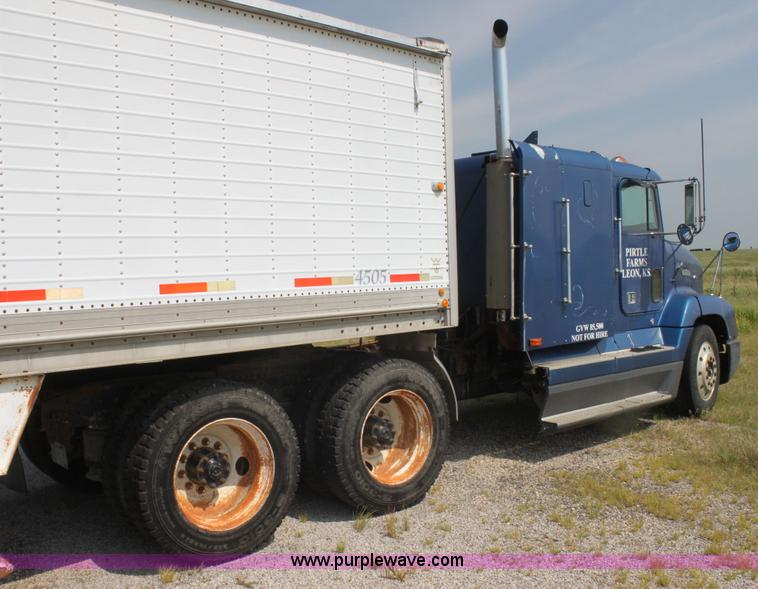 image for item I7278 1991 Freightliner FLD112 semi truck