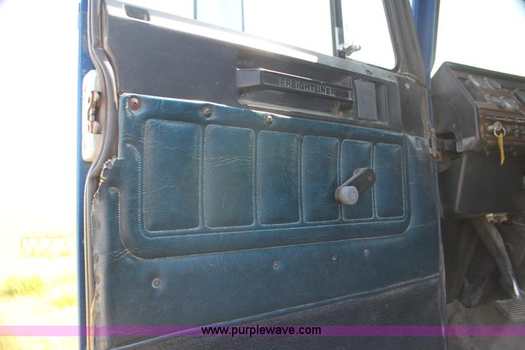 image for item I7278 1991 Freightliner FLD112 semi truck